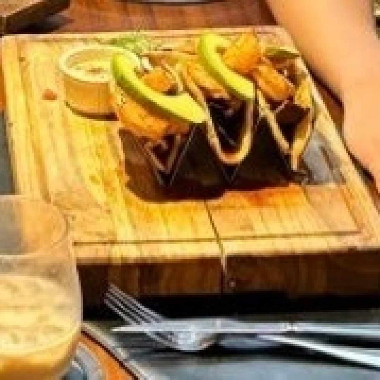 Tacos de camarón y lomito; refresco se horchata.