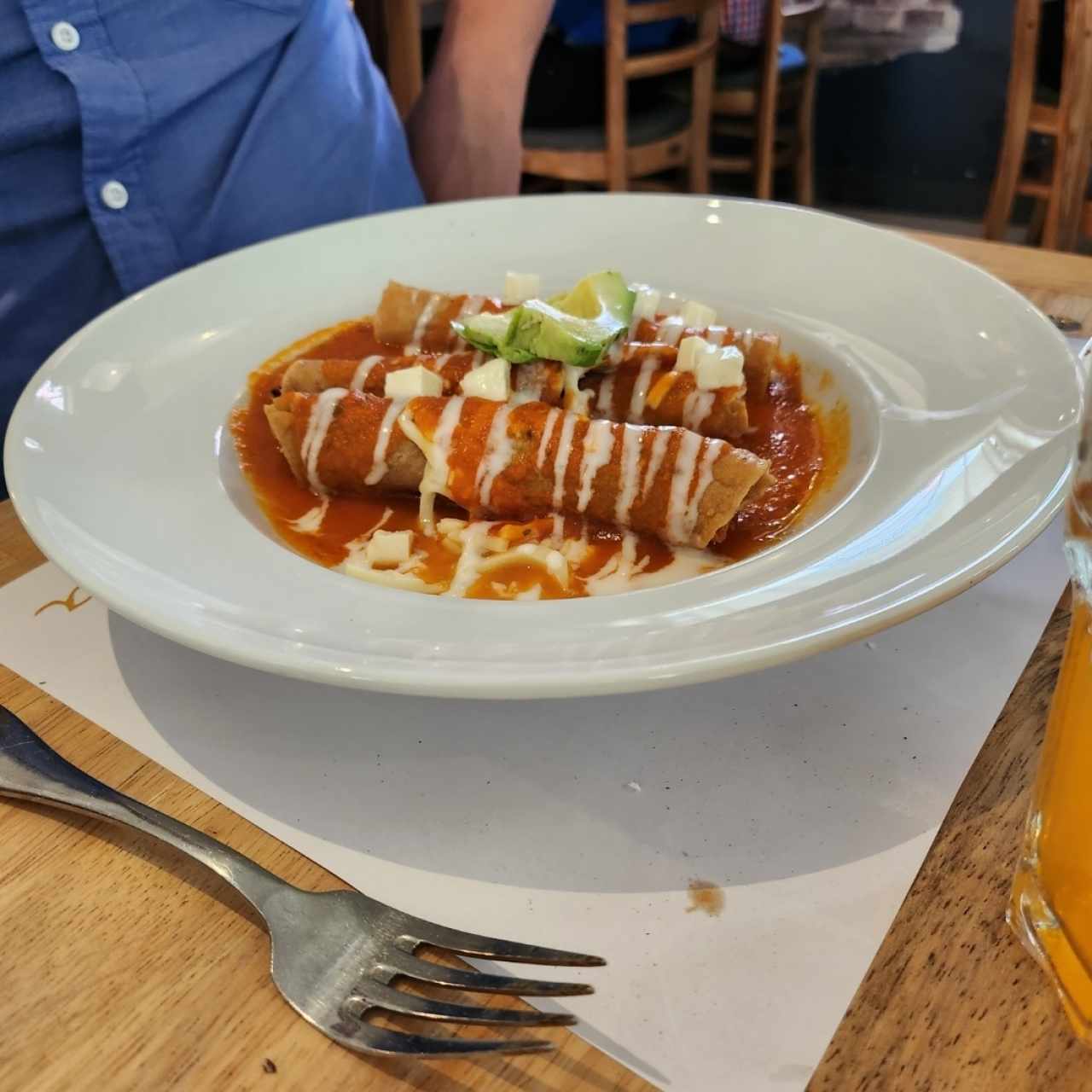 tacos ahogados en salsa roja