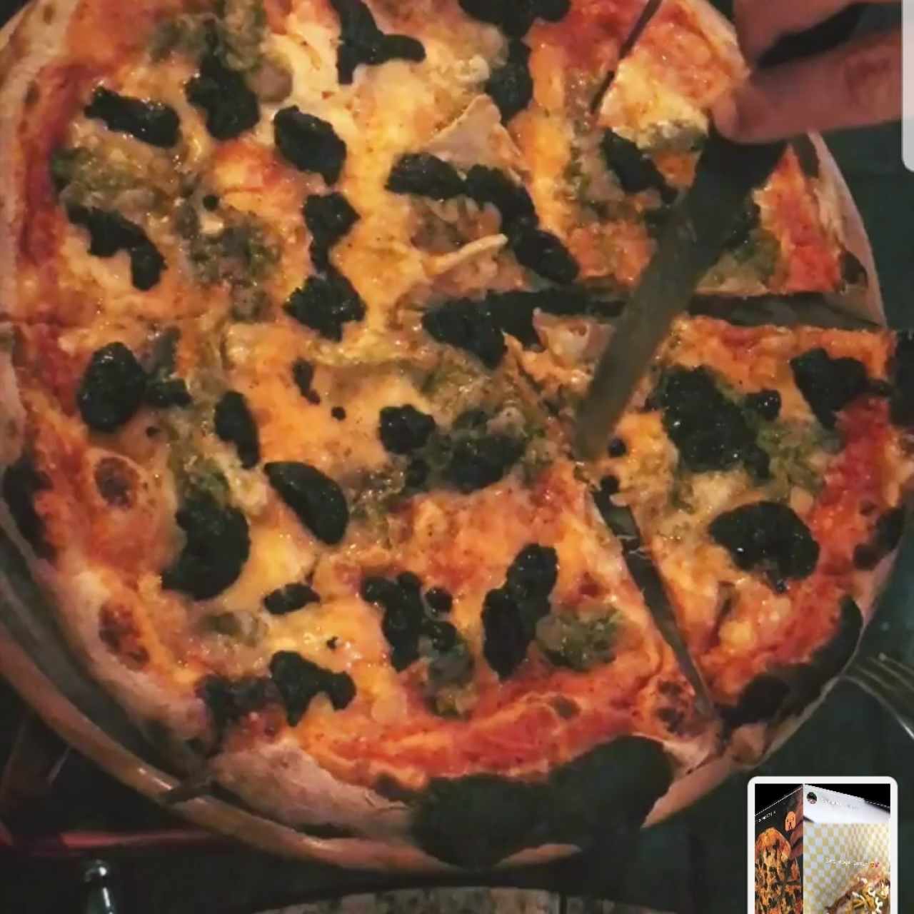 pizza con pasta de aceitunas negras