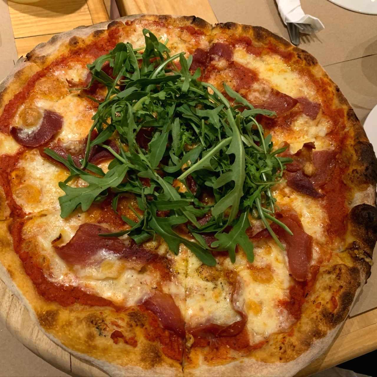 pizza de prosciutto y arugula