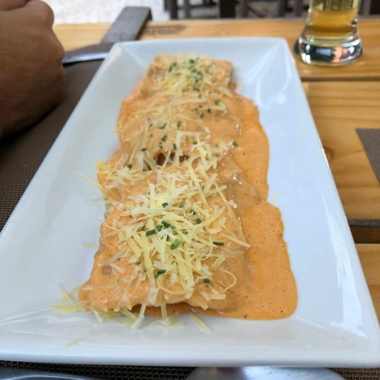 Raviolis Rellenos de Camarón y Queso Mozzarella con Salsa de Chipotle