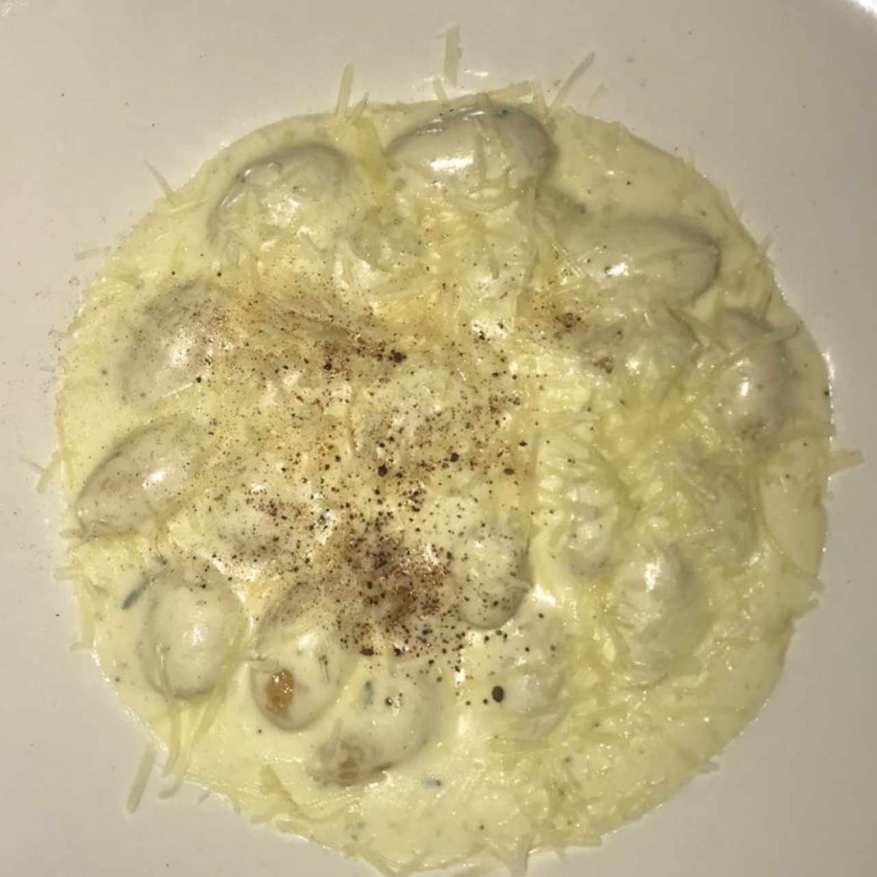 gnocchi con salsa de queso gorgonzola