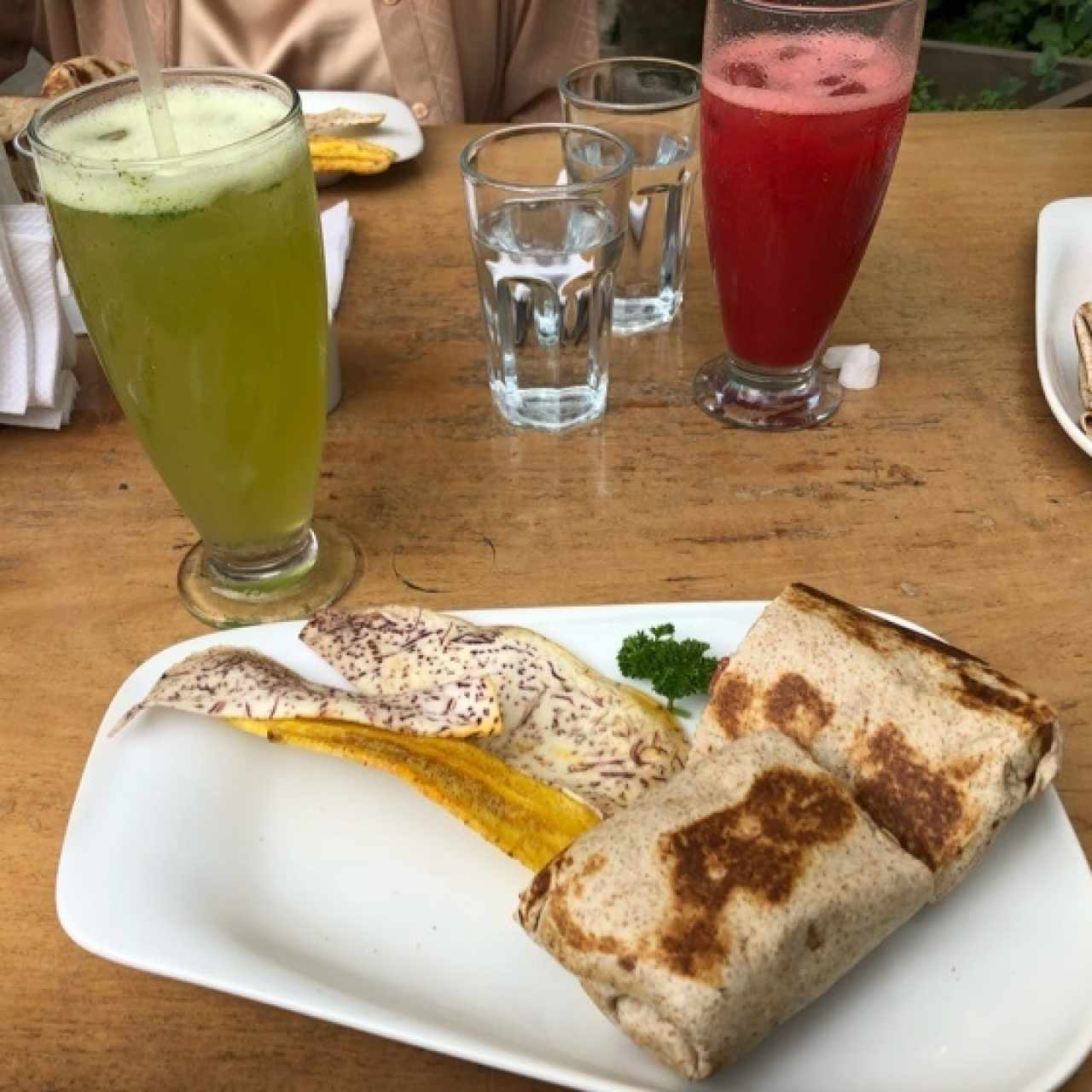 Wrap Pitaya, limonada con hierbabuena