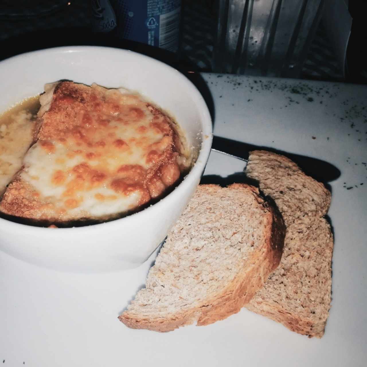 Sopa de cebolla francesa con crocante de quesos