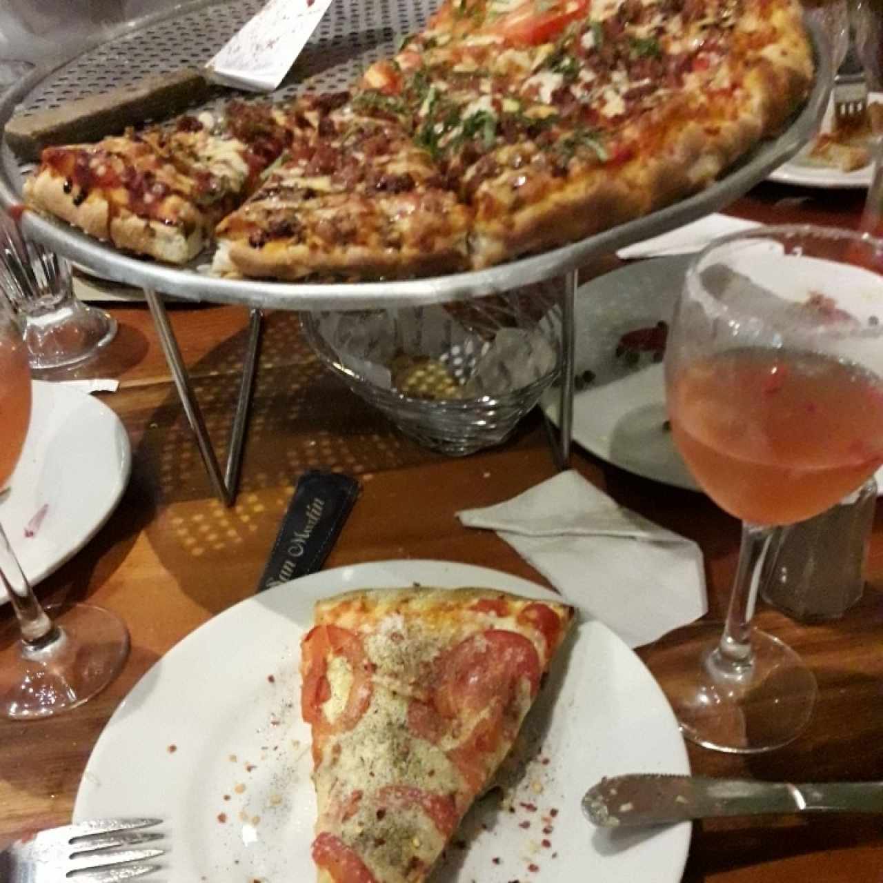 Pizza con sangría (vino rosé)