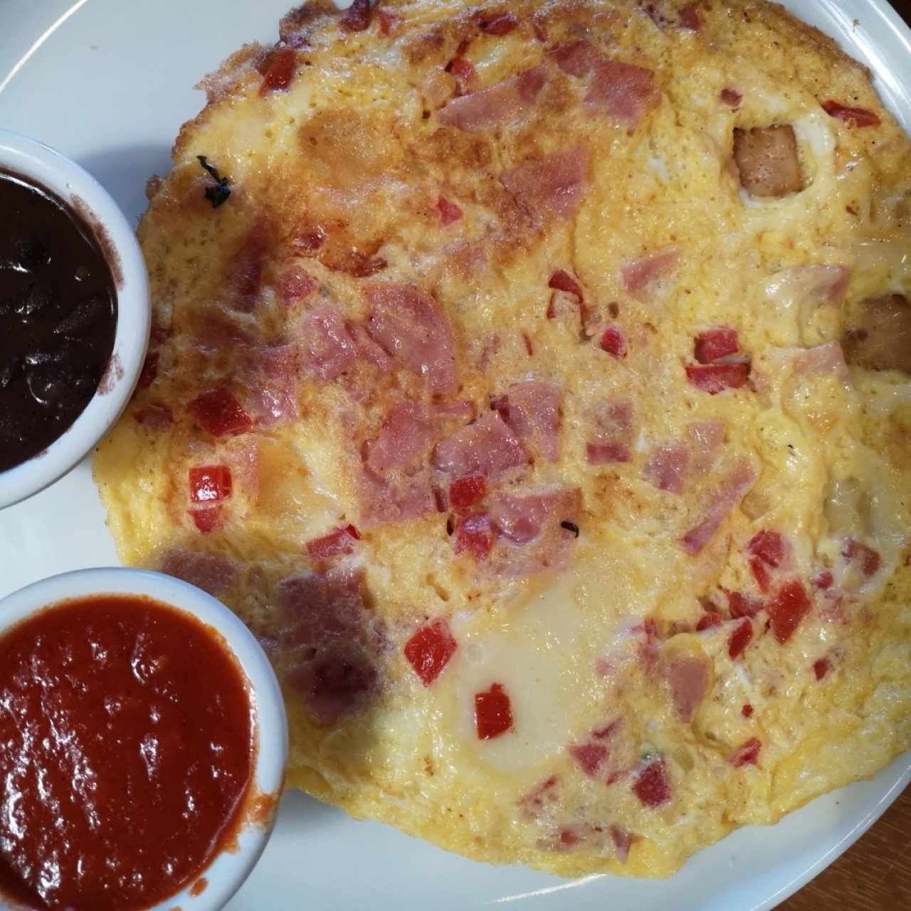 Omelette con Jamón y Queso Suizo