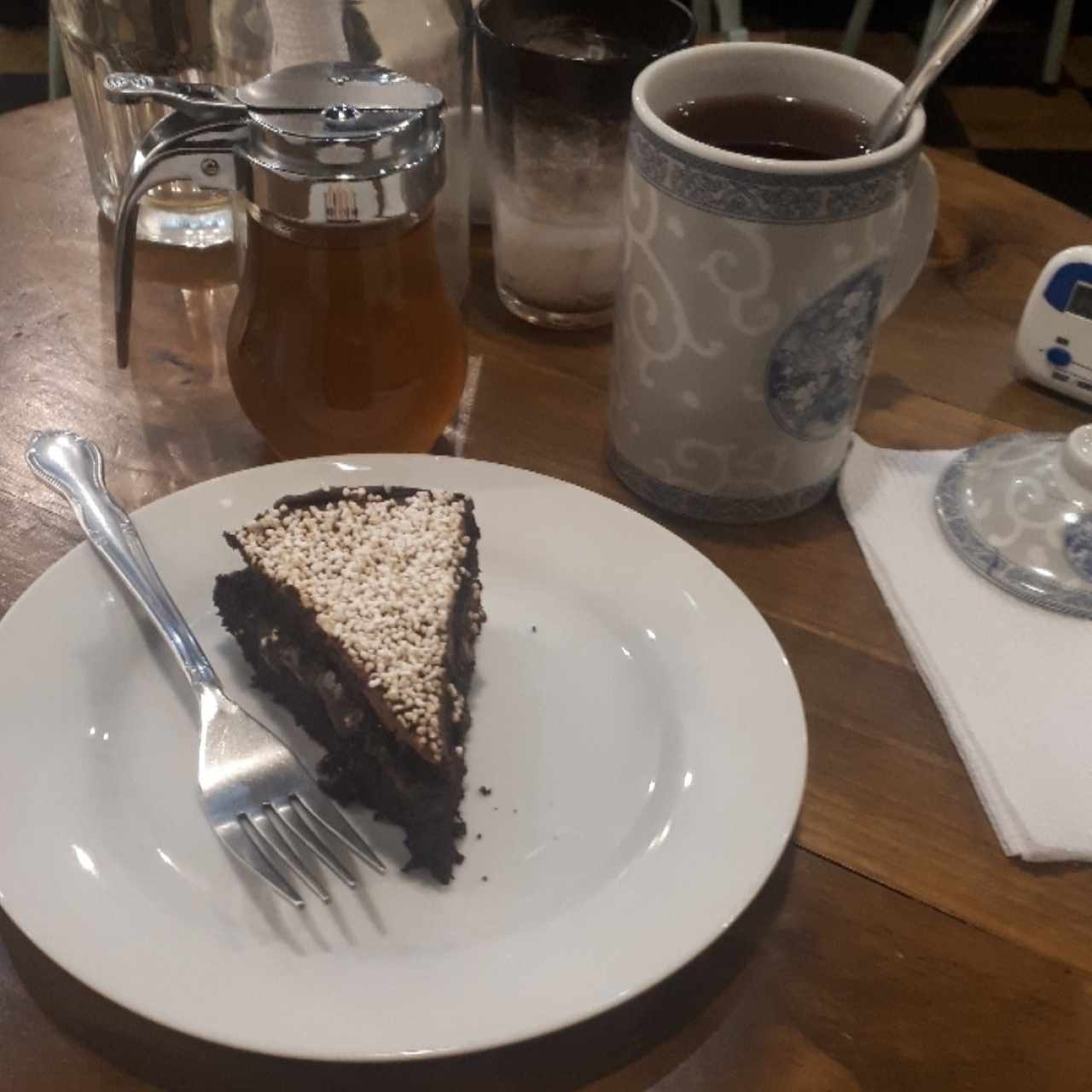 pastel de chocolate y té negro con lichi