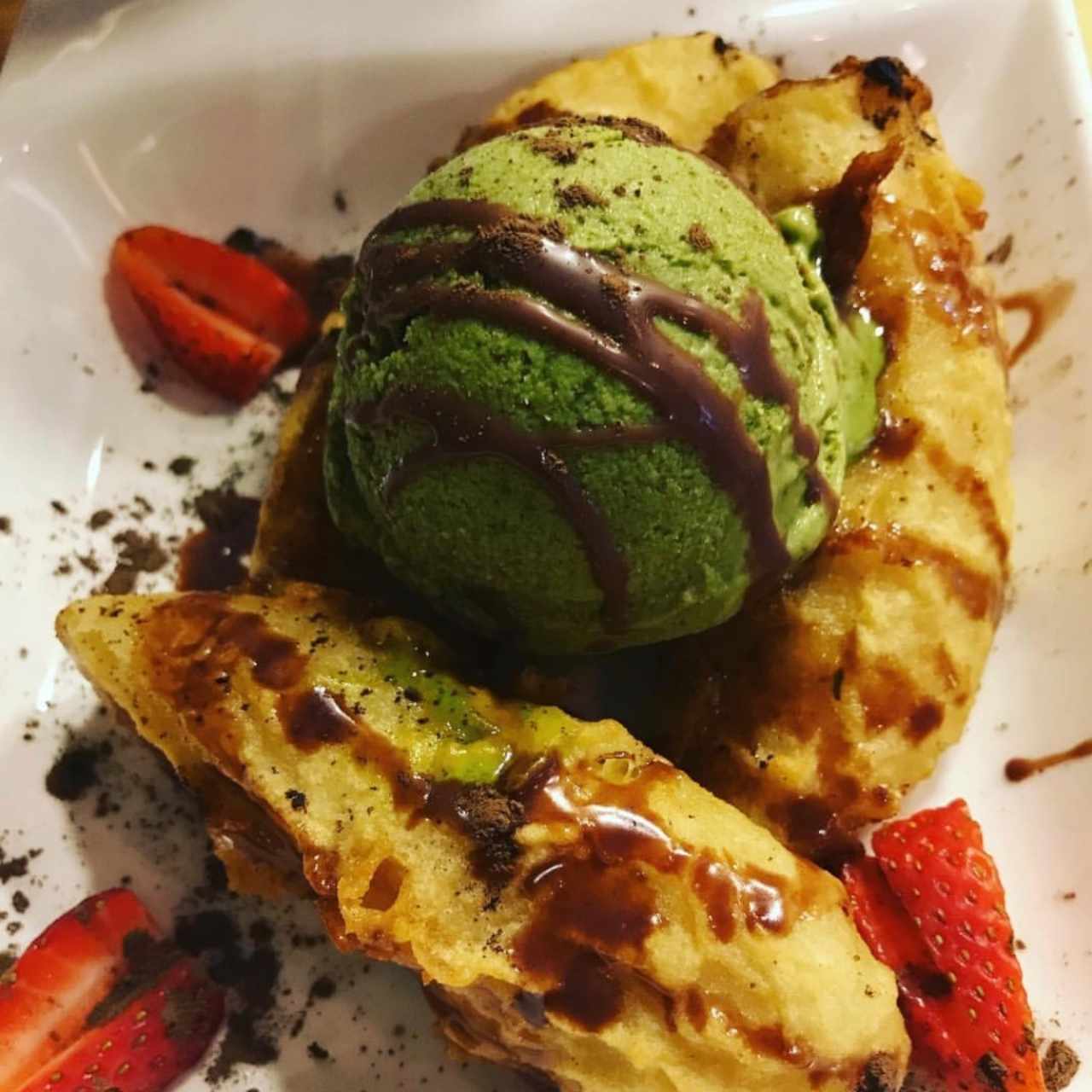 Helado de matcha con babano tempura