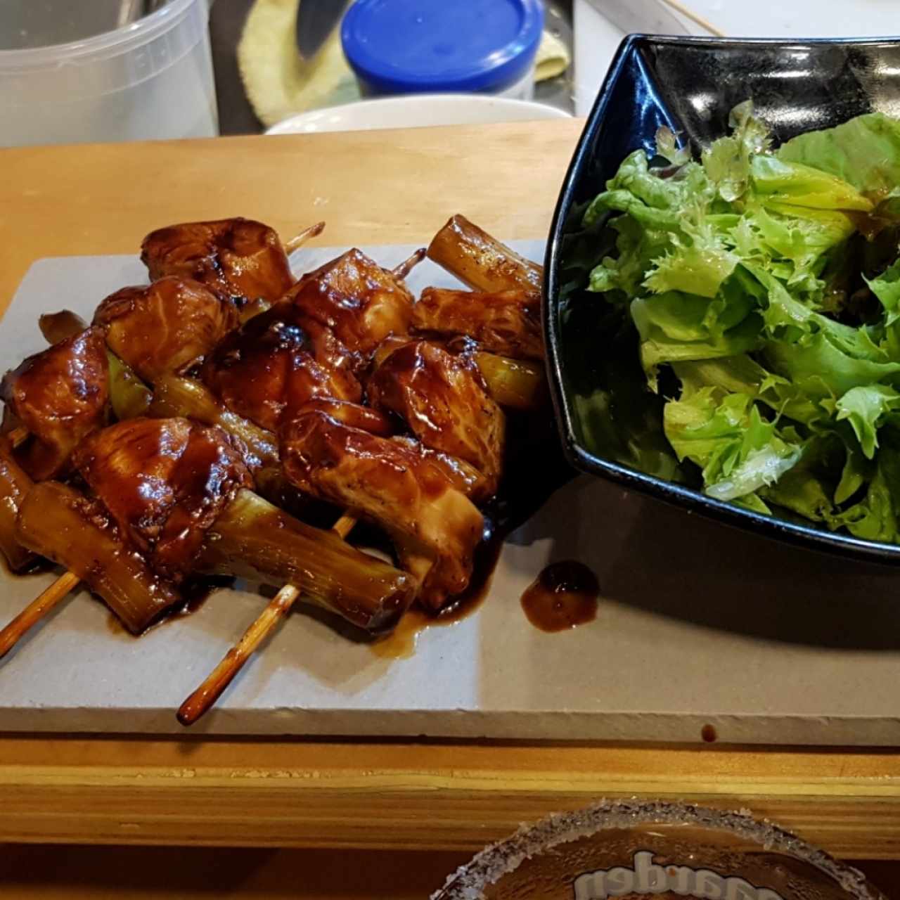 Yakitori de pollo y vegetales con salsa teriyaki