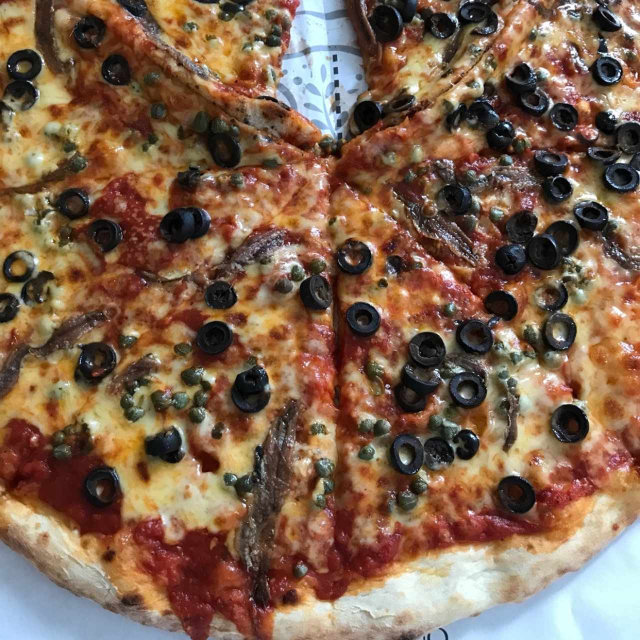 pizza anchoas y alcaparras
