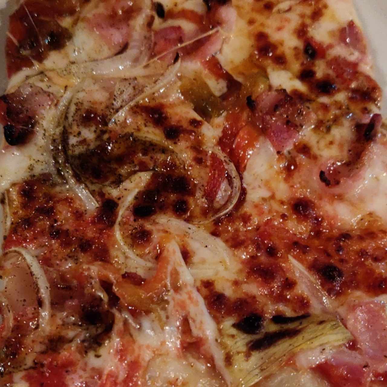 pizza de tocino y vegetales