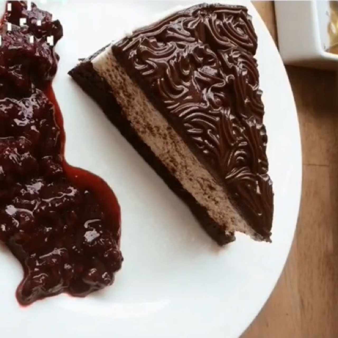 pastel de chocolate y frutos rojos