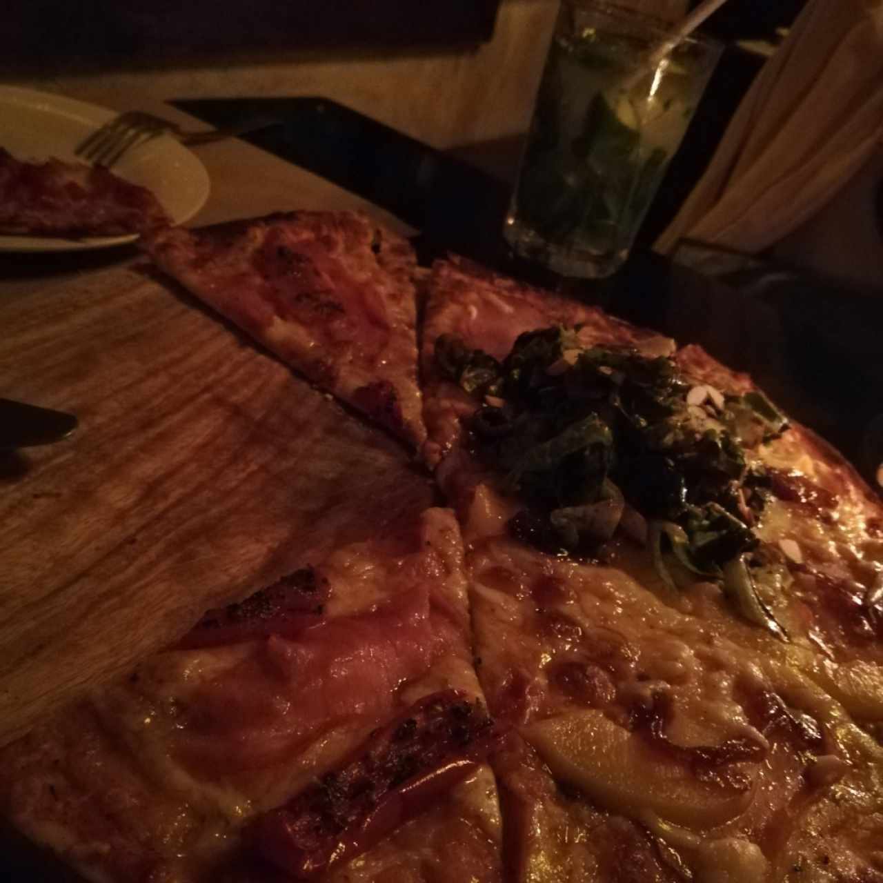 pizza mitad melocotón prosciutto, mitad prosciutto y tomate confitado