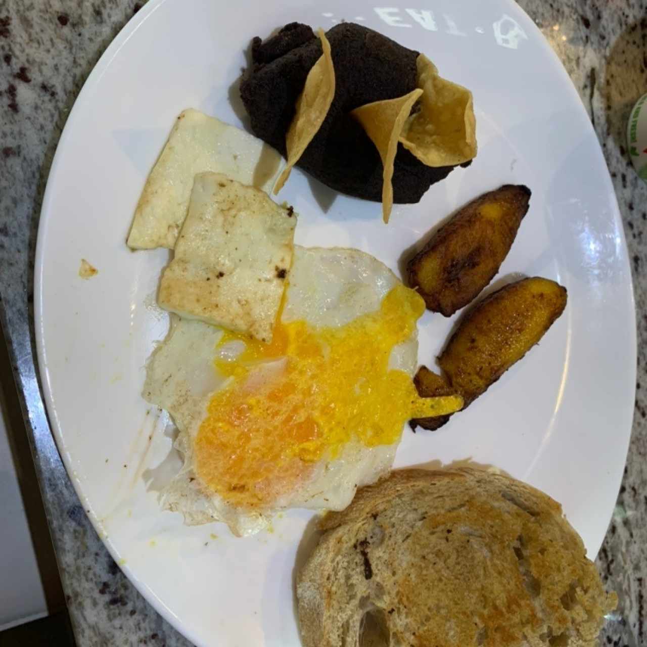 Desayuno de niño con huevo y queso
