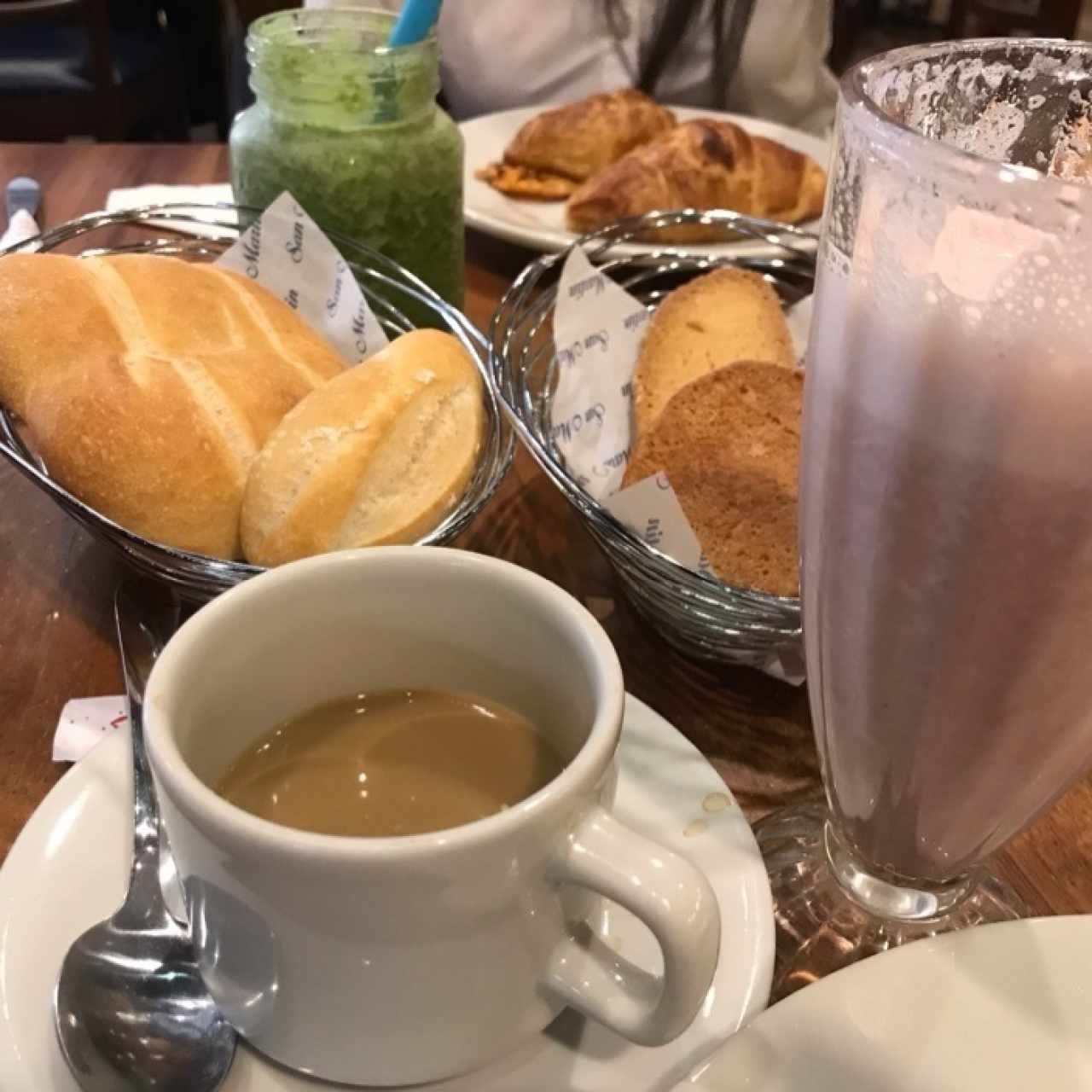 Café, licuado (banano y fresa), canastas de pan