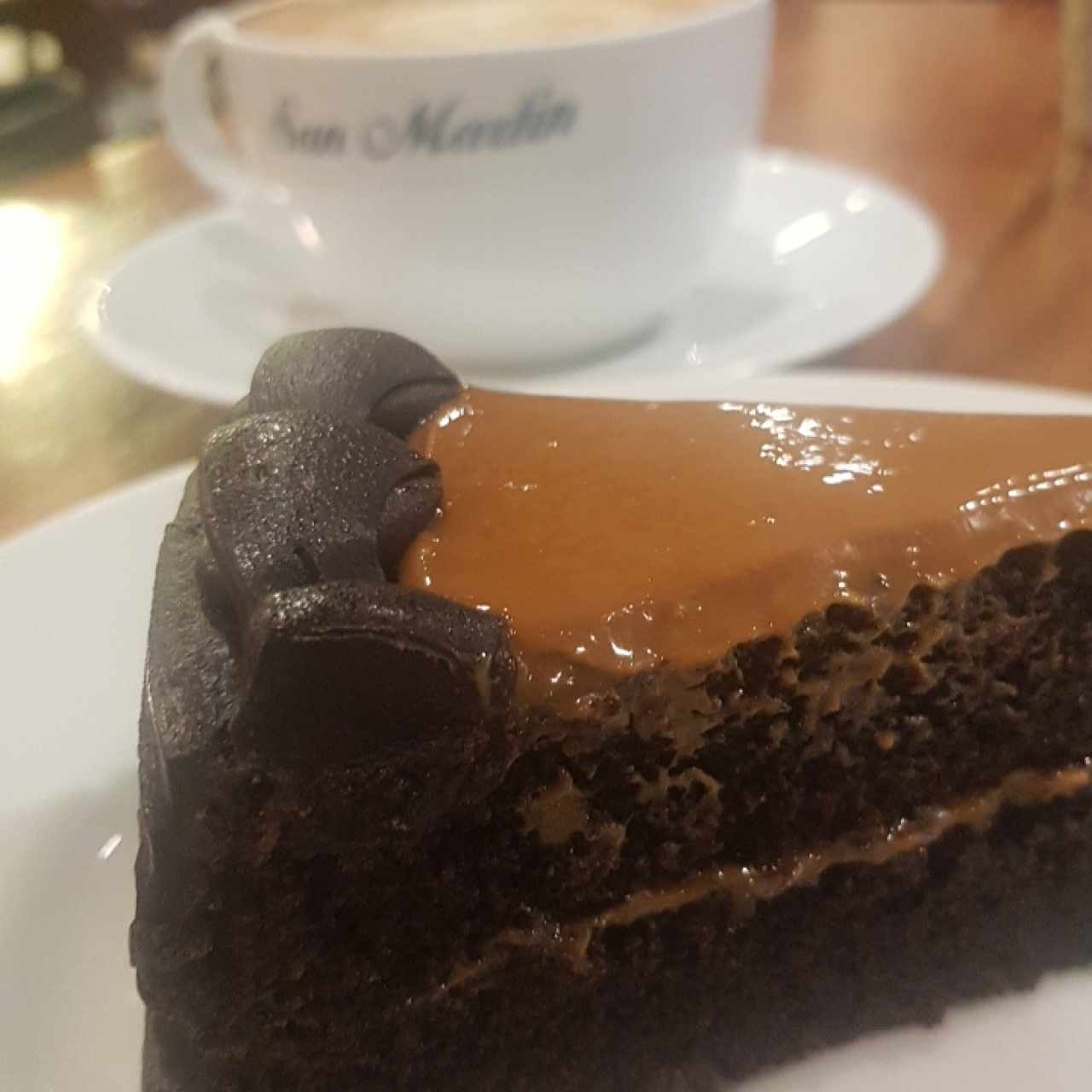 Pastel de chocolate + Latté