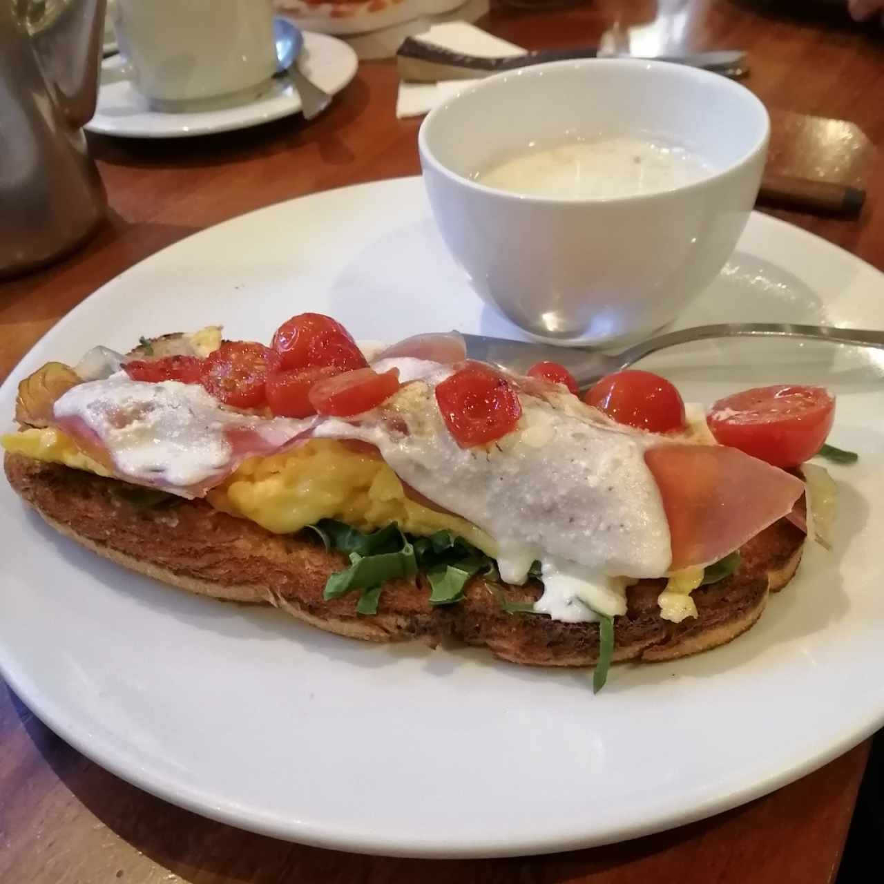 Omelette con Jamón y Queso Suizo