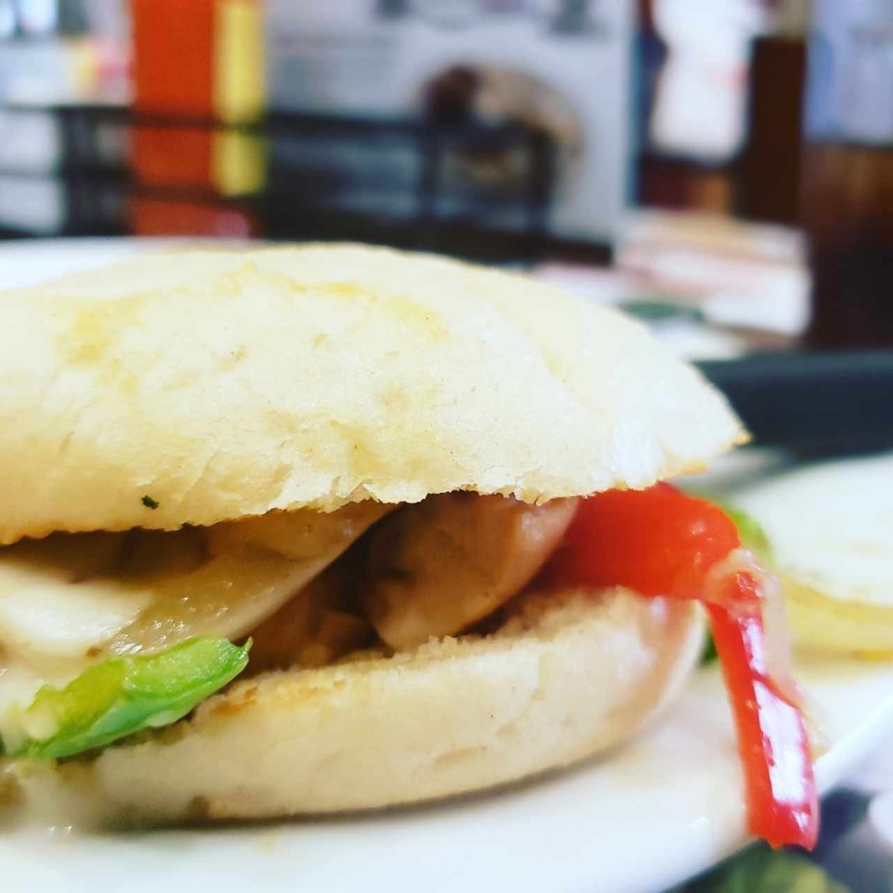 SÁNDWICHES - Chicken Avocado Sandwich