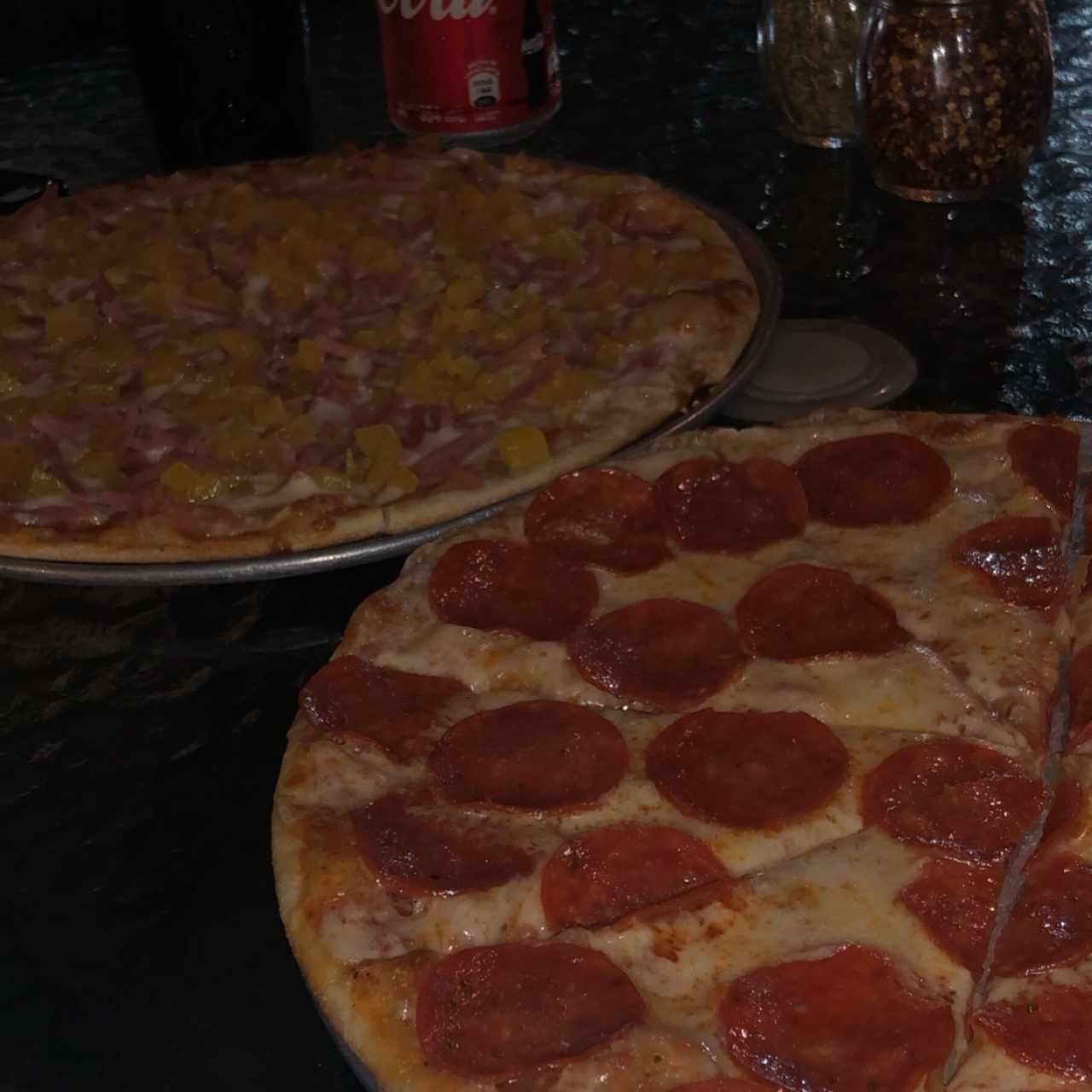 pizza peperoni y de jamon y piña