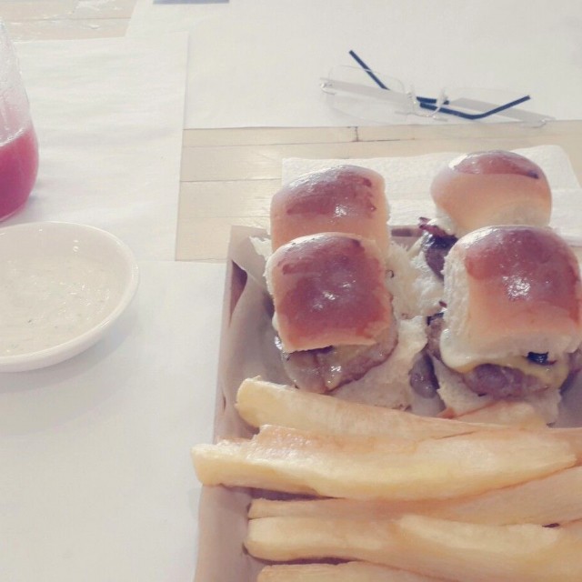 Sliders y licuado de fresa