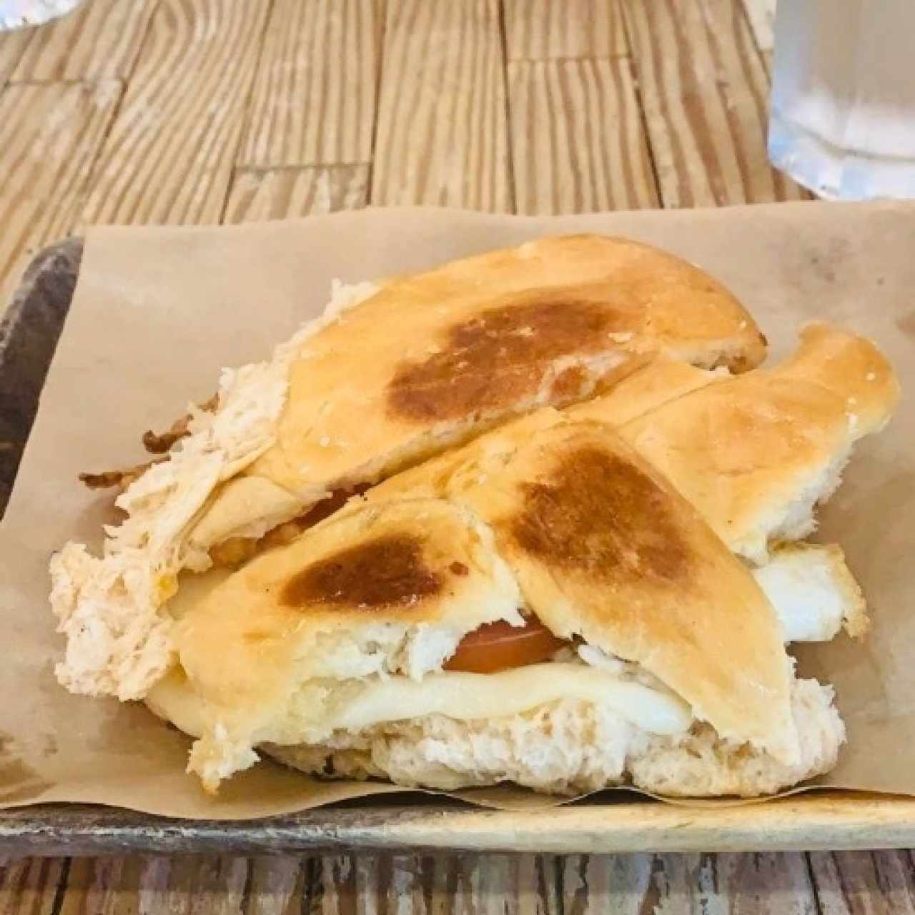 emparedado de mozarella con tomate , sencillo pero muy rico
