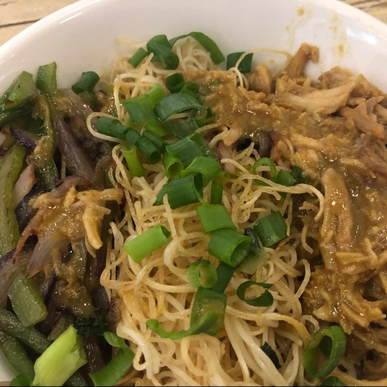 chow mein de vegetales con puerco desmechado