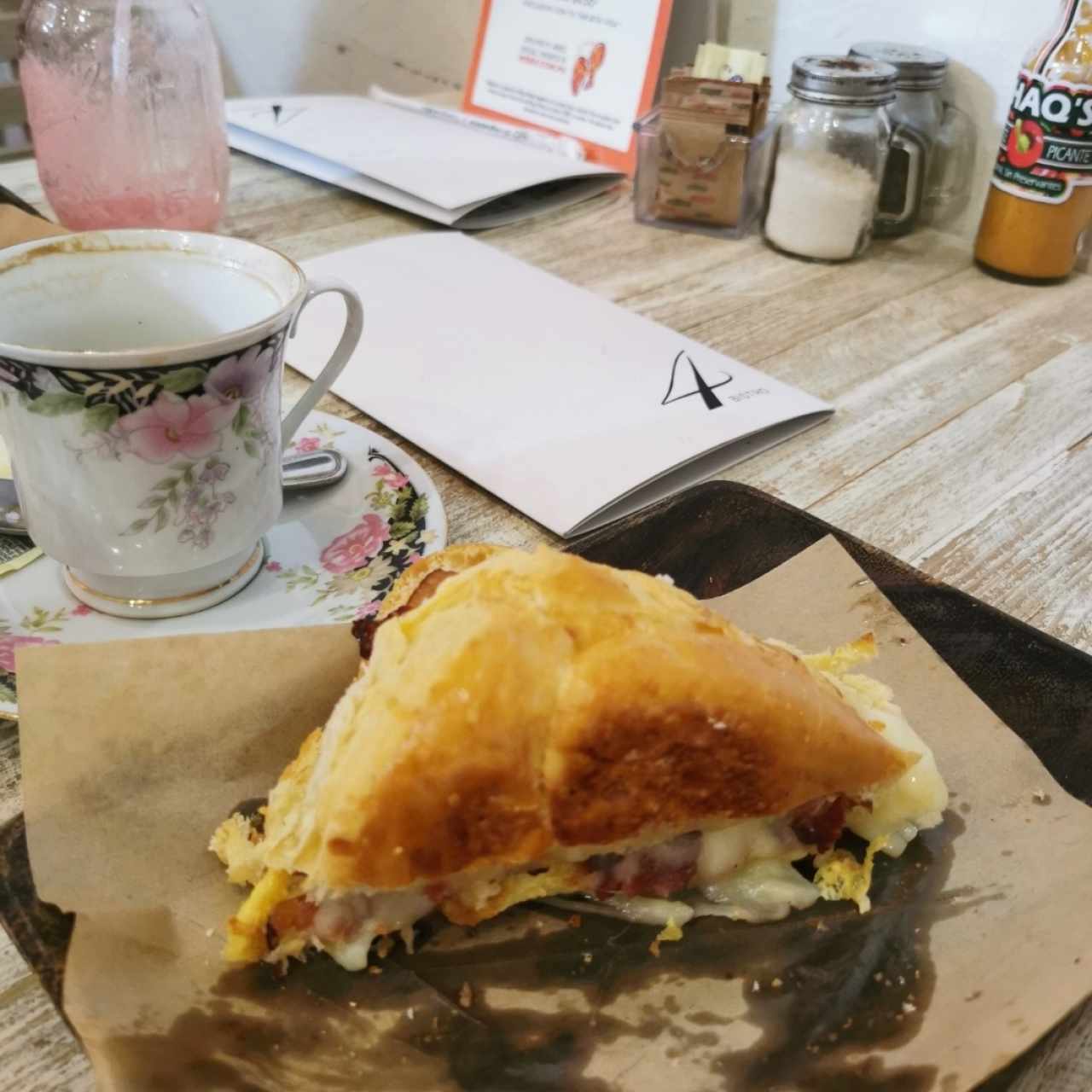 breakfast Sandwich en pan moña, huevo + bacon y mozarrela