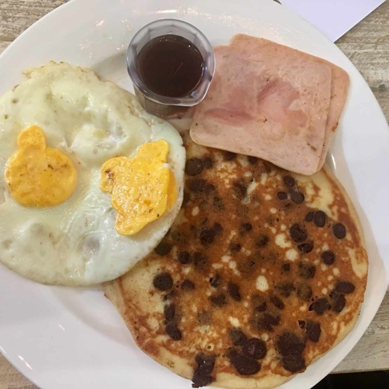 Desayuno Con To’, pancakes con chispas de chocolate y miel