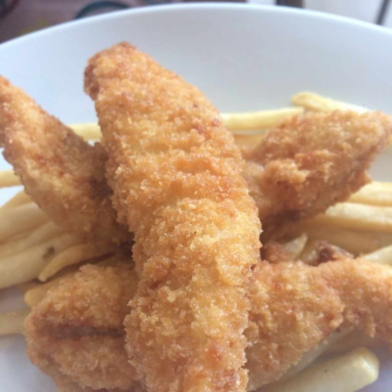 Dedos de pollo con papas fritas