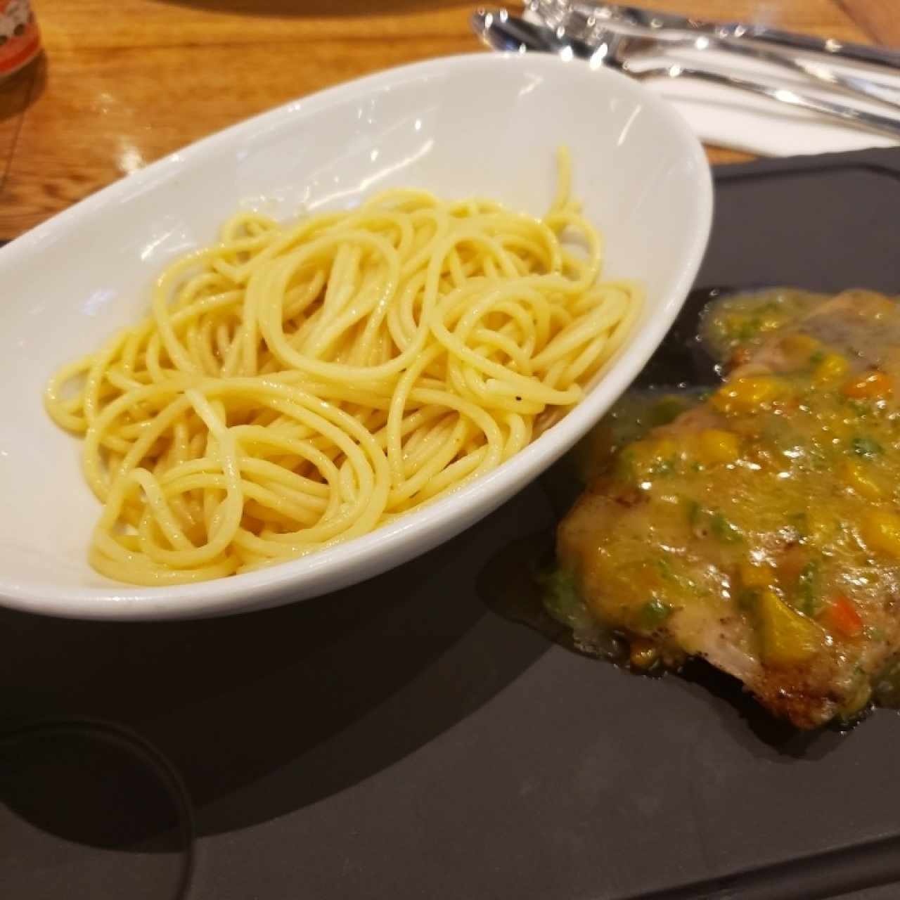 fiete de corvina con pasta de mantequilla