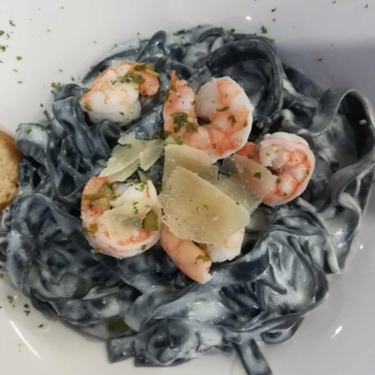 Fetuccini negro con camarones