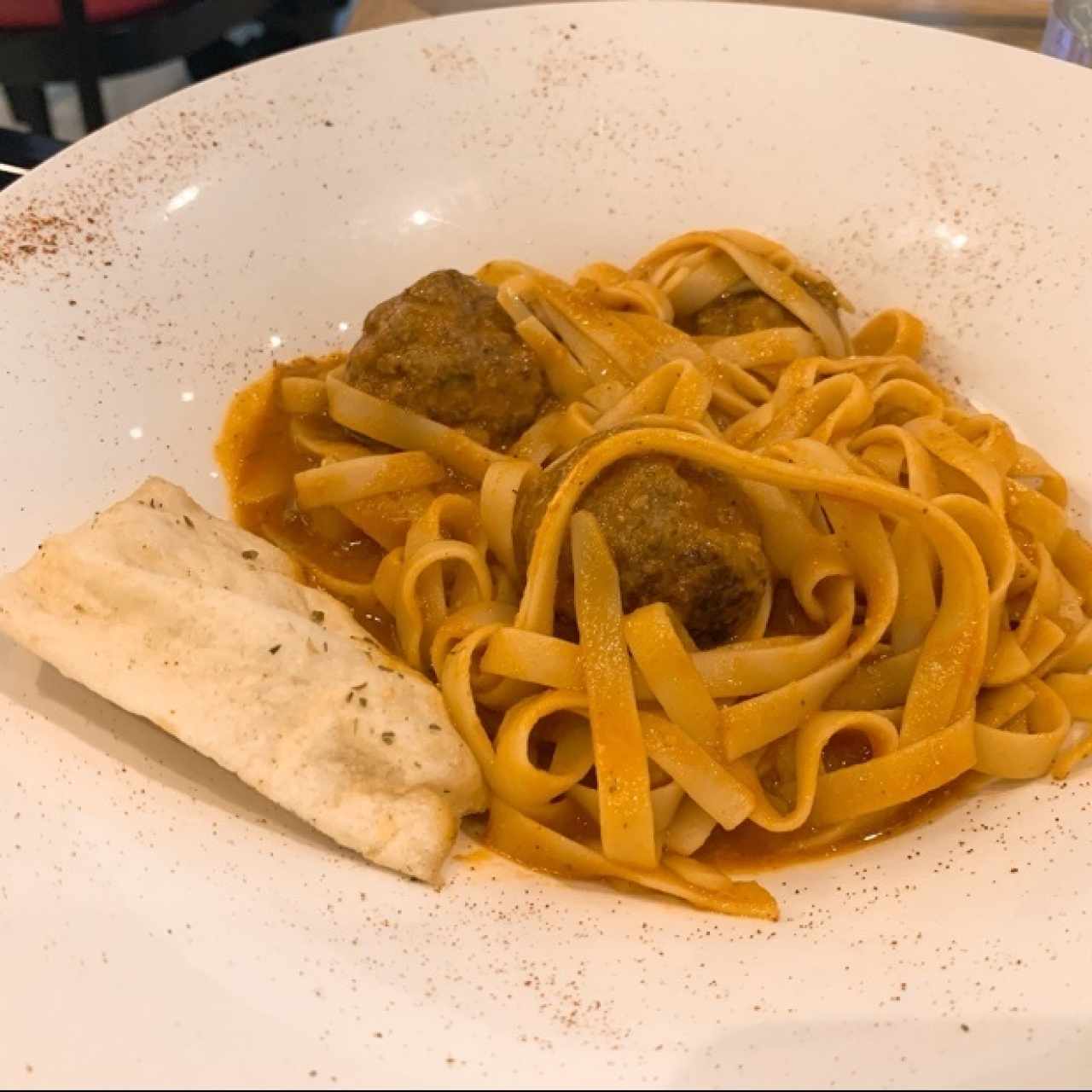 fettuccini con albóndigas