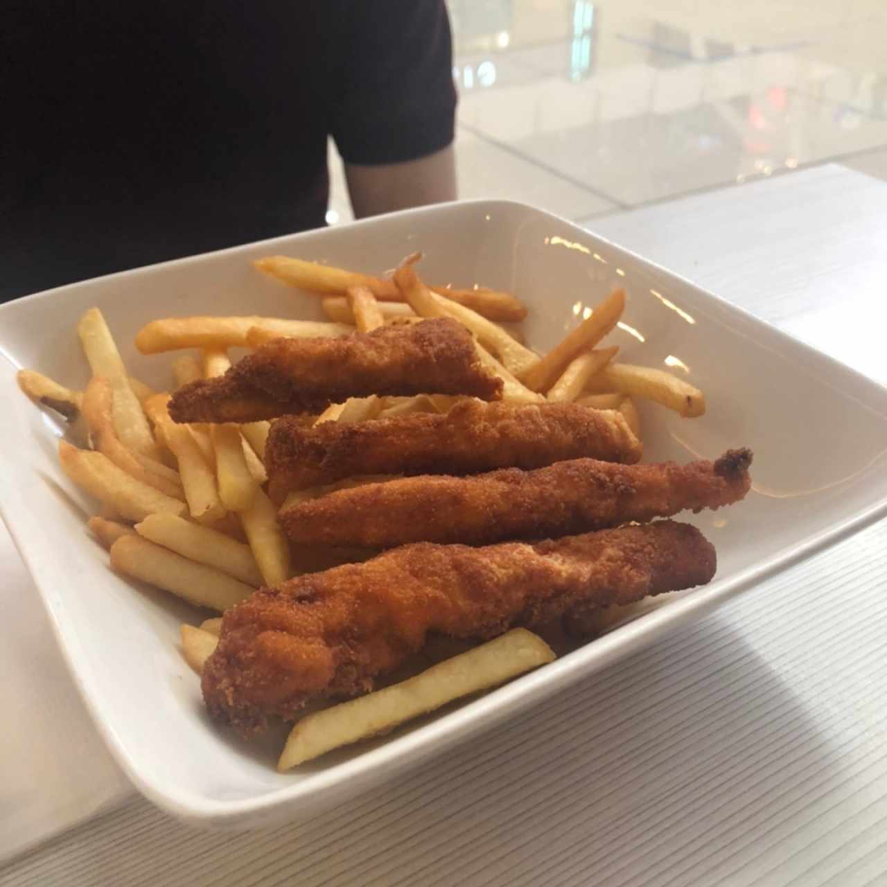 Deditos de pollo con papas fritas 