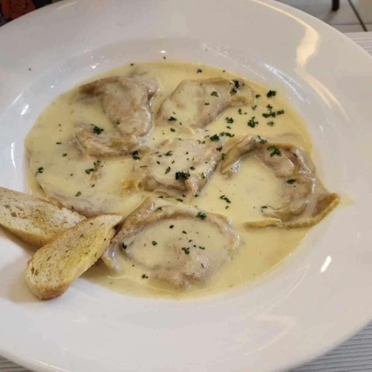 Ravioles en salsa blanca
