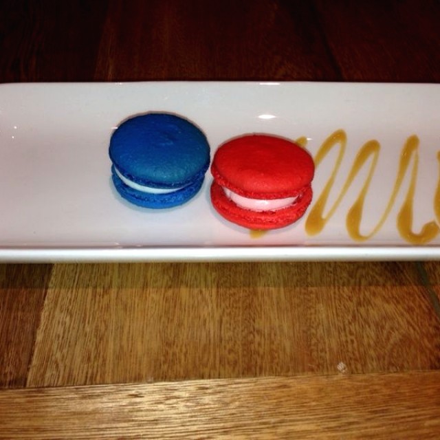 Macarons (azul: champagne, rosa: fresa)