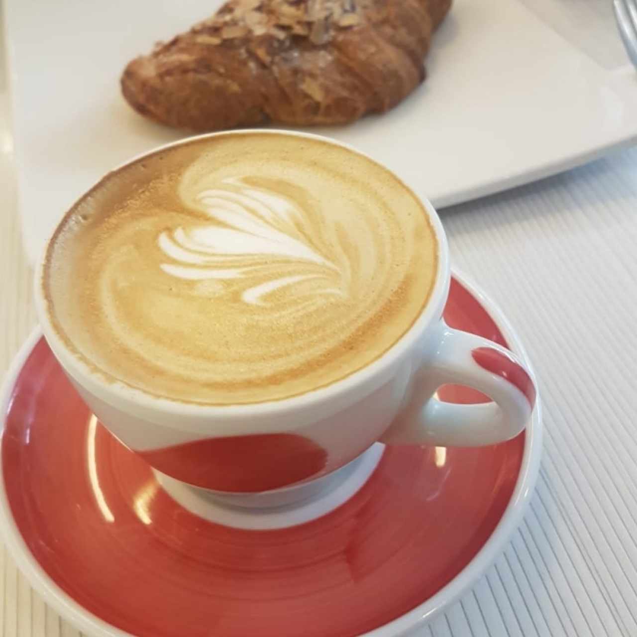 capuccino y croissants de almendras