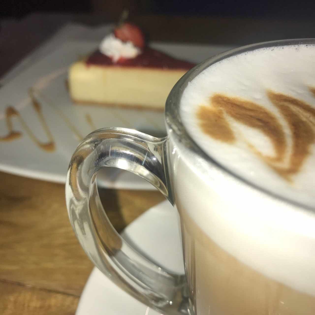 capuccino con chessecake de fresa