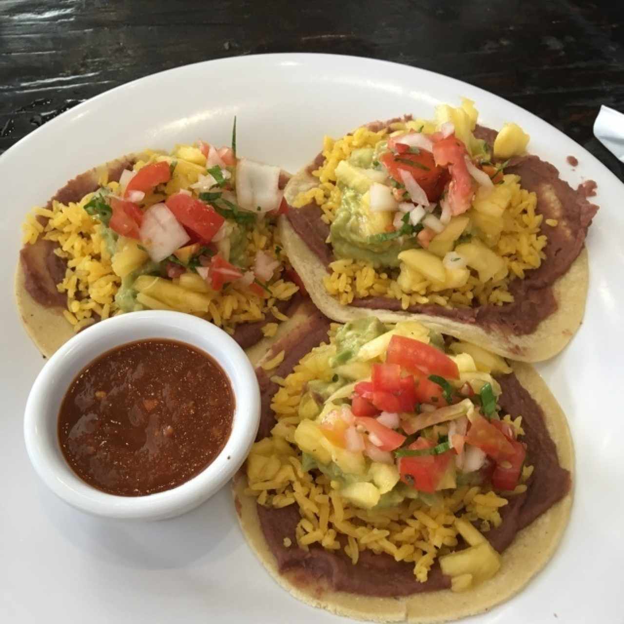 tacos vegan : frijoles, arroz, piña, pico de gallo y guacamole