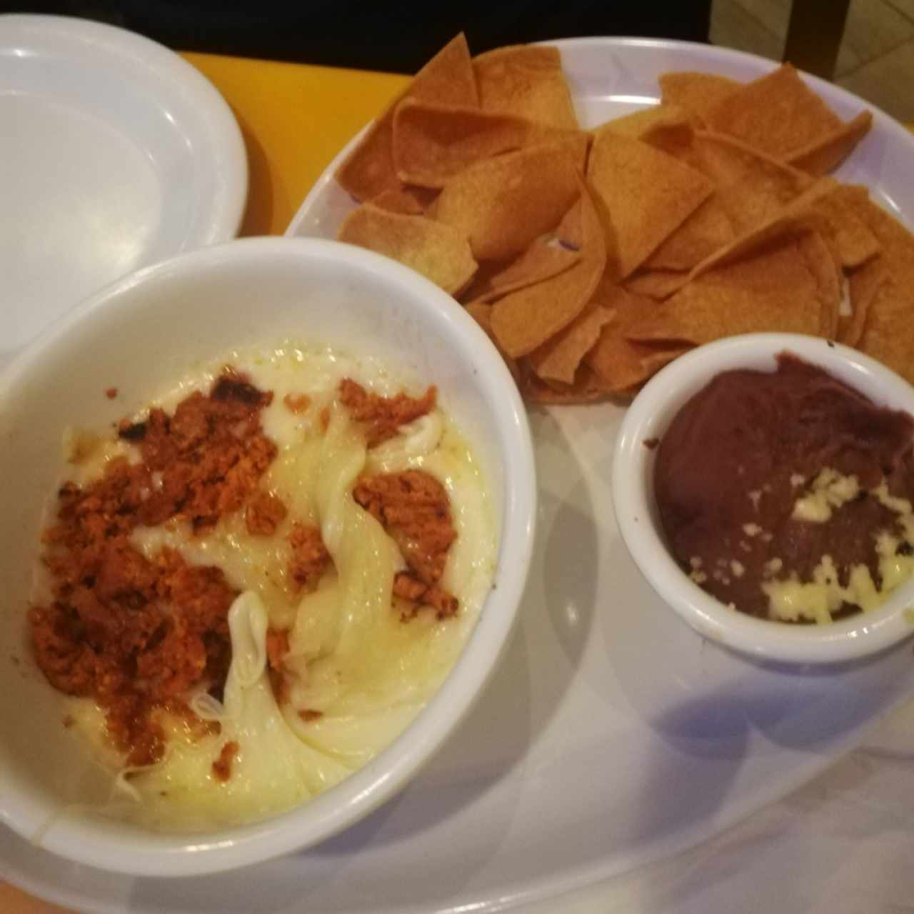 queso fundido con chorizo