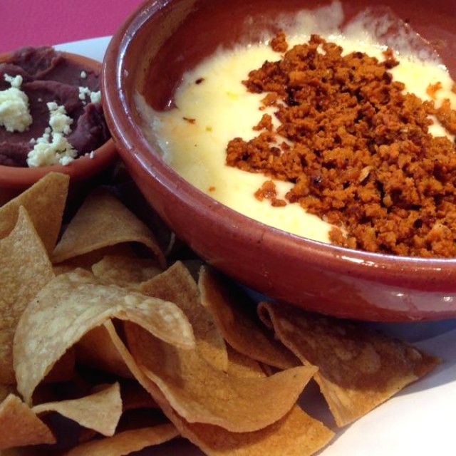 Queso Fundido con Chorizo