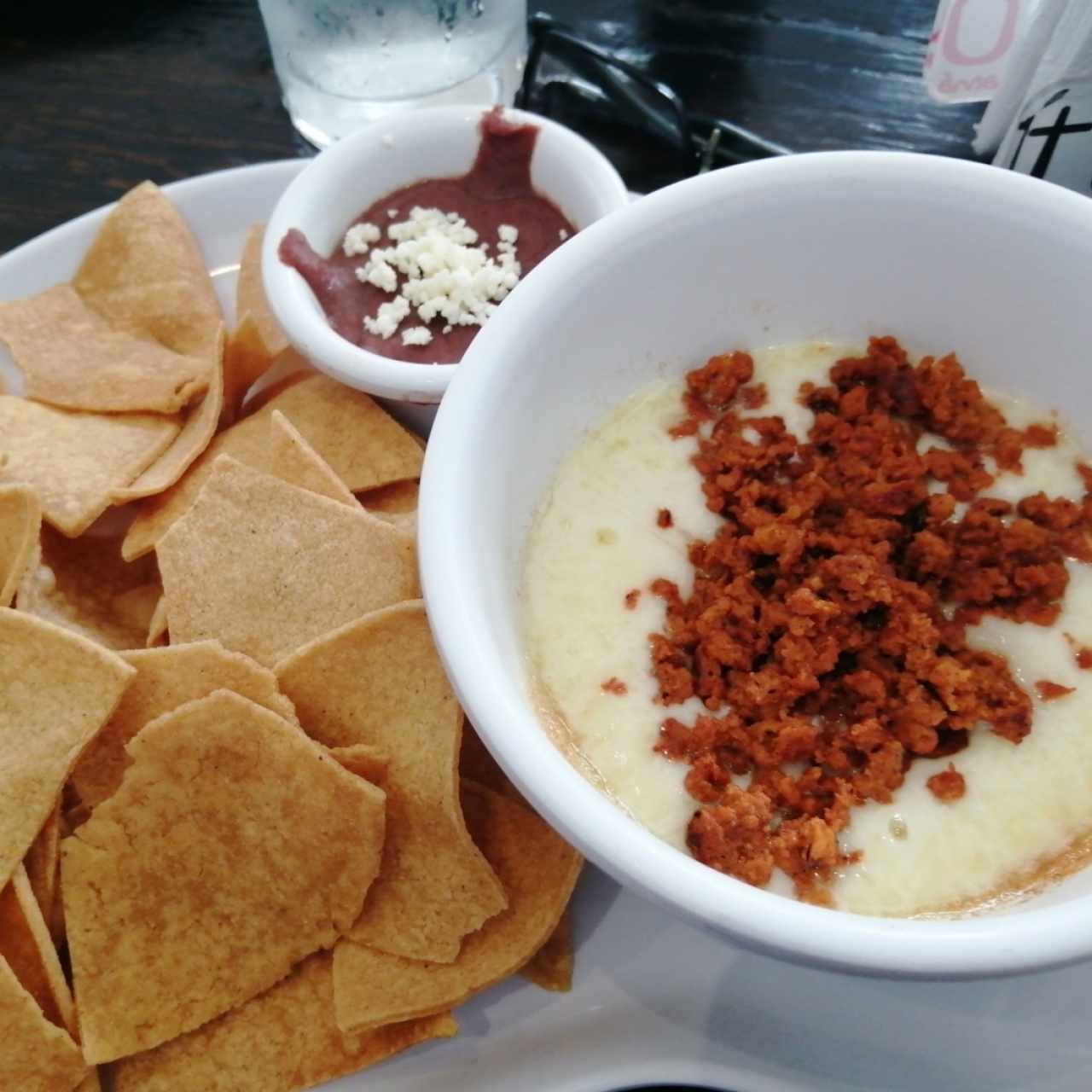 Queso fundido con chorizo