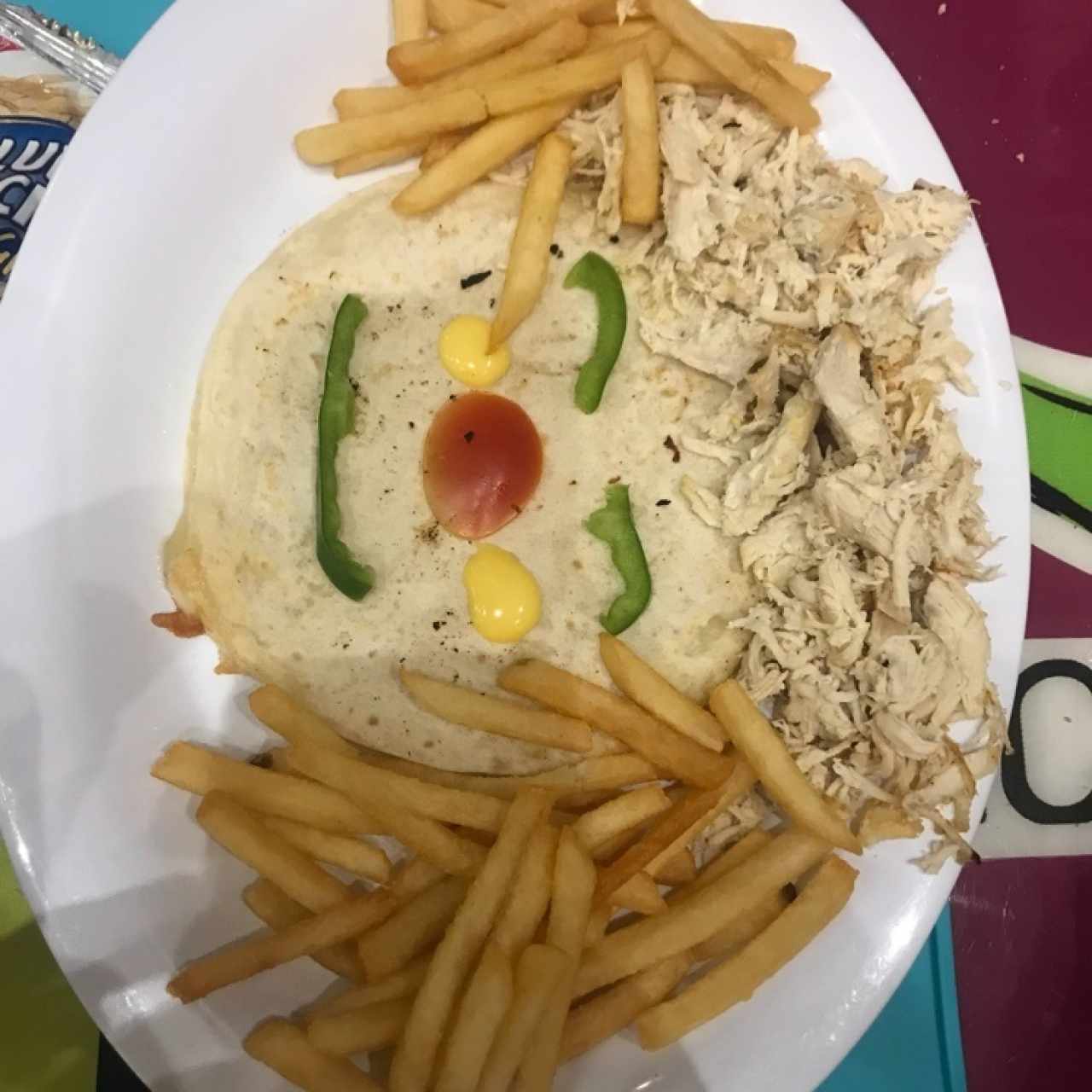 quesadilla de niños. Le Faltaba algo de queso. No entiendo por que el pollo viene así