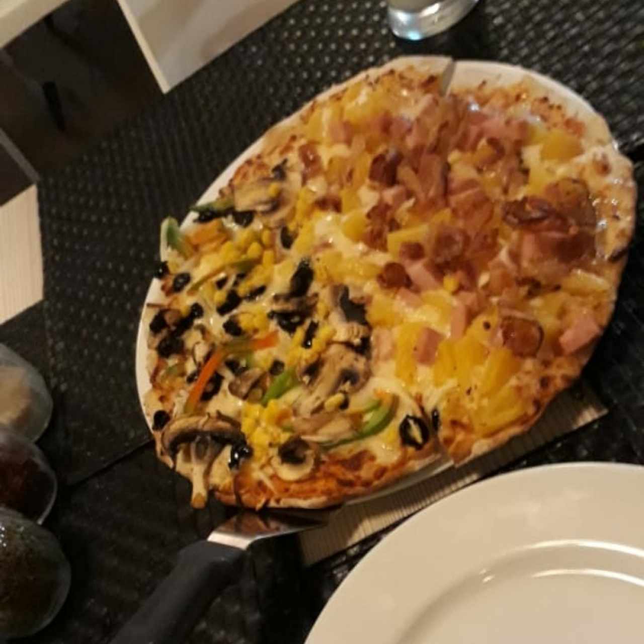 Pizza Mitad Aloha mitad Veggie 