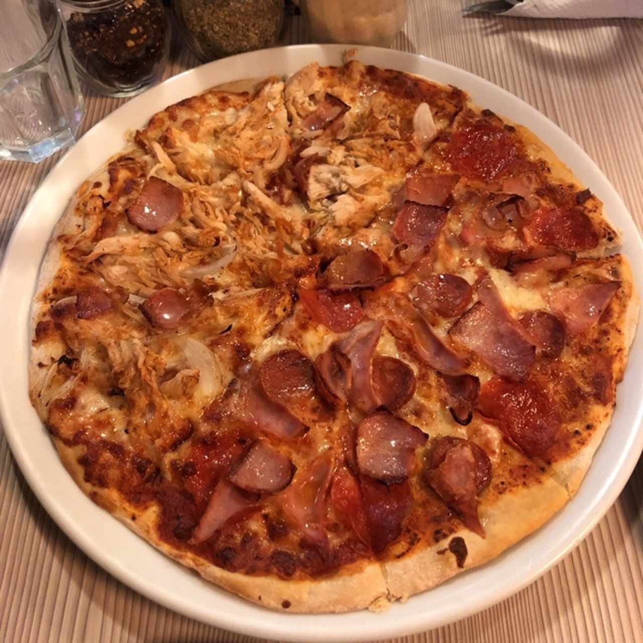 Deliciosa pizza mitad chicho’s y mitad chicken lovers.
