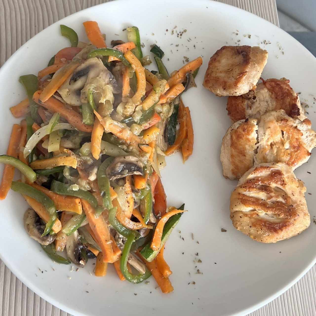 Pollo a la plancha con vegetales salteatos