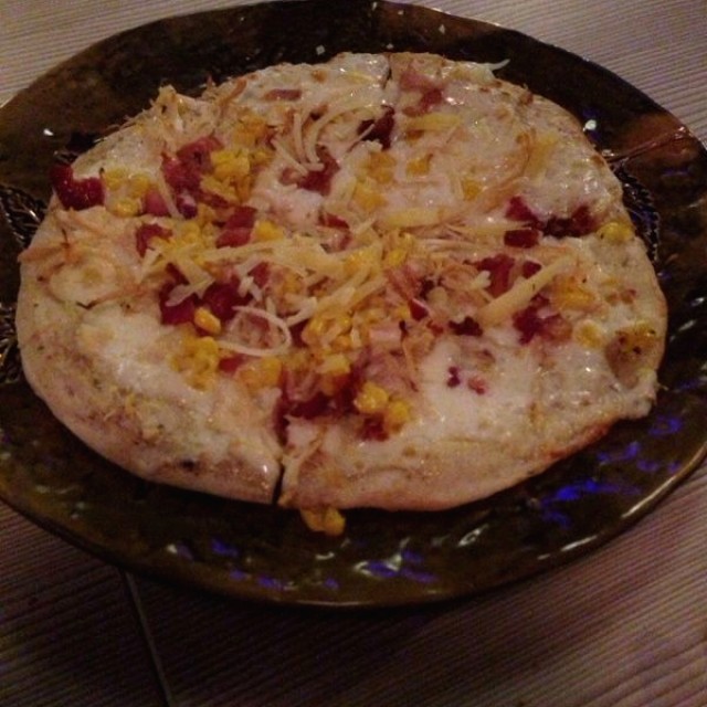 Pizza de pollo con bacon, maíz y salsa blanca