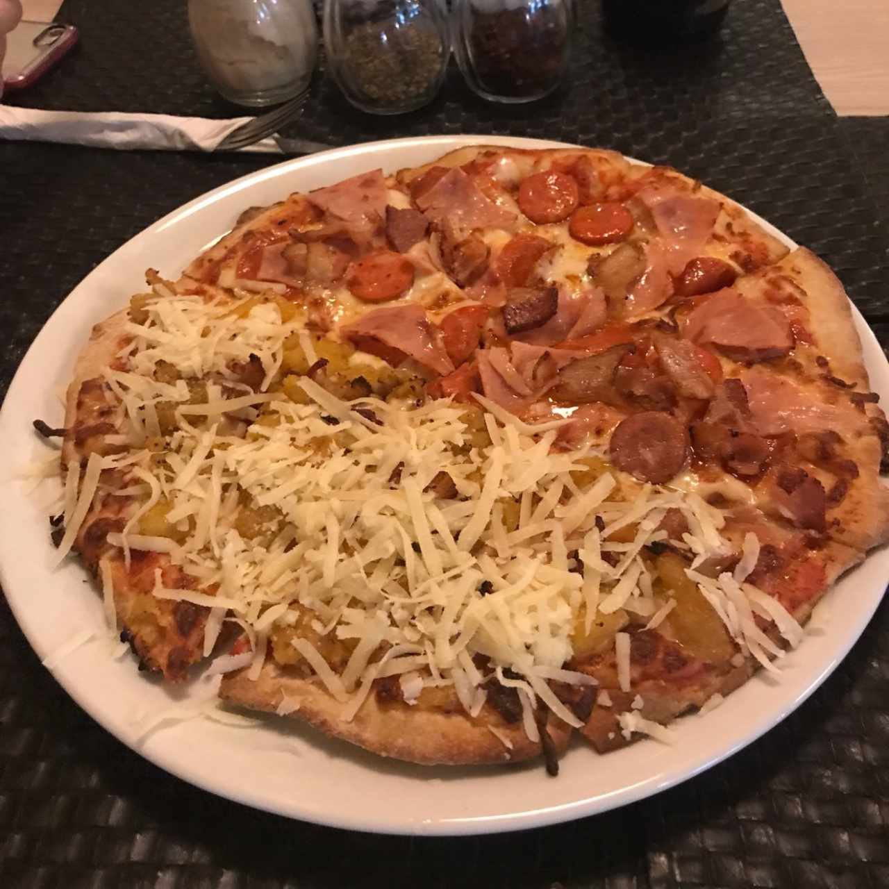 mitad platano maduro/bacon/mozarella y mitad Chichos Pizza