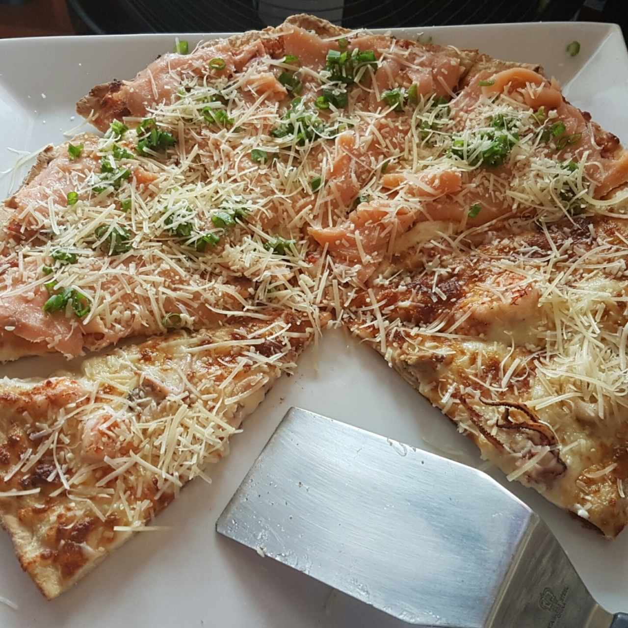 Pizza mitad Fiesta del mare y mitad salmon deliciosa
