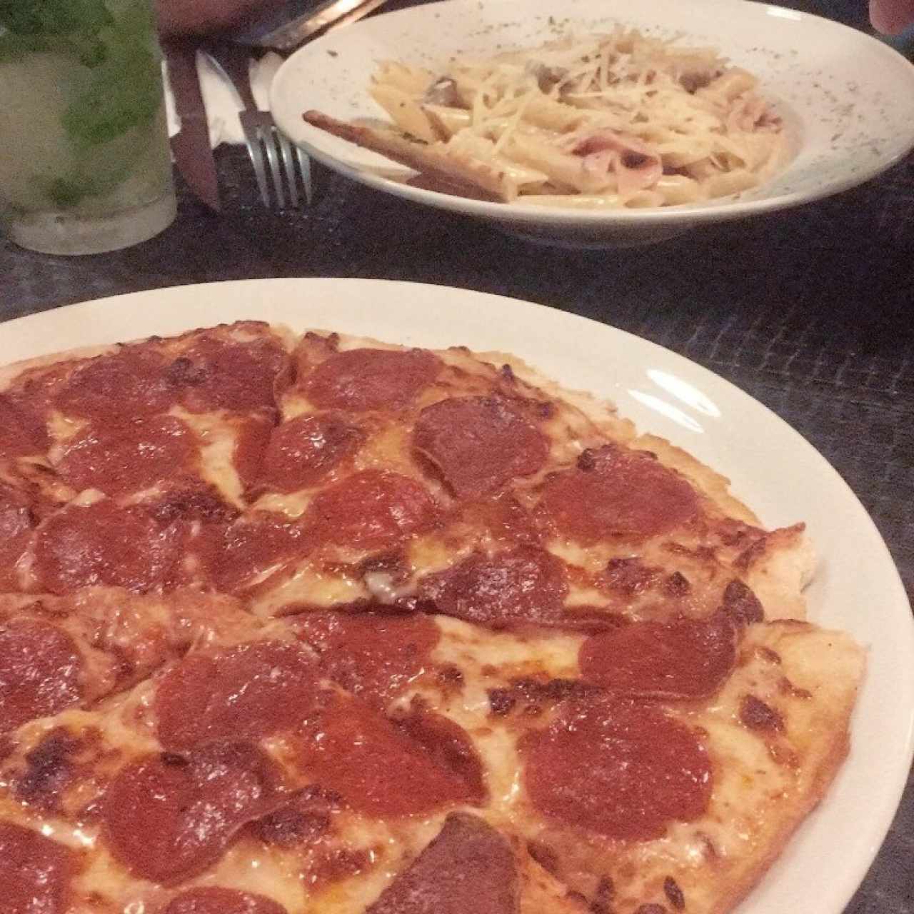 pizza de pepperoni y pasta alfredo