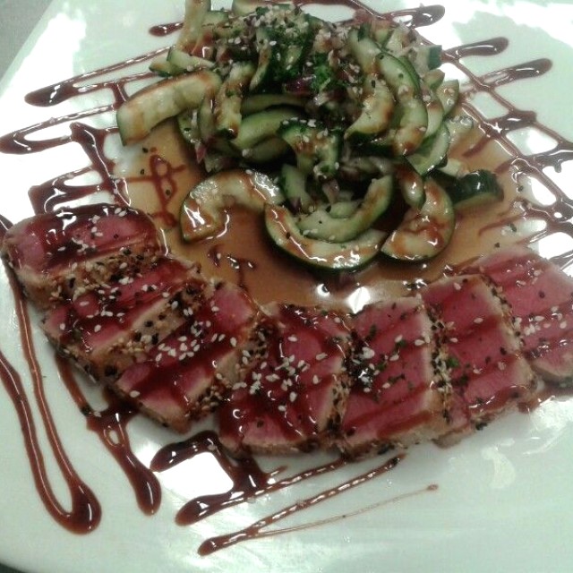 Tuna sellado con ensalada oriental